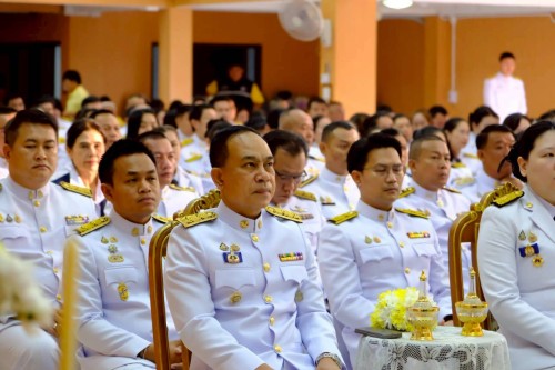 ทน.แม่สอด ร่วมพิธีเจริญพระพุทธมนต์ ทำบุญตักบาตร และพิธีวางพวงมาลา เนื่องในวันนวมินทรมหาราช ประจำปี 2568