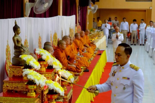 ทน.แม่สอด ร่วมพิธีเจริญพระพุทธมนต์ ทำบุญตักบาตร และพิธีวางพวงมาลา เนื่องในวันนวมินทรมหาราช ประจำปี 2568