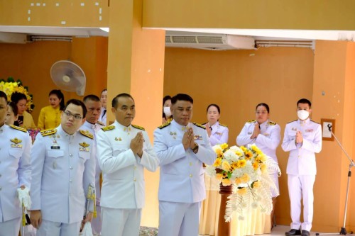 ทน.แม่สอด ร่วมพิธีเจริญพระพุทธมนต์ ทำบุญตักบาตร และพิธีวางพวงมาลา เนื่องในวันนวมินทรมหาราช ประจำปี 2568