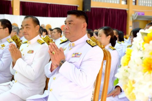 ทน.แม่สอด ร่วมพิธีเจริญพระพุทธมนต์ ทำบุญตักบาตร และพิธีวางพวงมาลา เนื่องในวันนวมินทรมหาราช ประจำปี 2568