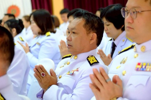 ทน.แม่สอด ร่วมพิธีเจริญพระพุทธมนต์ ทำบุญตักบาตร และพิธีวางพวงมาลา เนื่องในวันนวมินทรมหาราช ประจำปี 2568