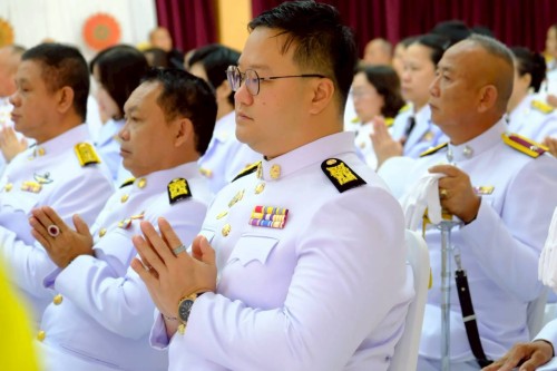 ทน.แม่สอด ร่วมพิธีเจริญพระพุทธมนต์ ทำบุญตักบาตร และพิธีวางพวงมาลา เนื่องในวันนวมินทรมหาราช ประจำปี 2568