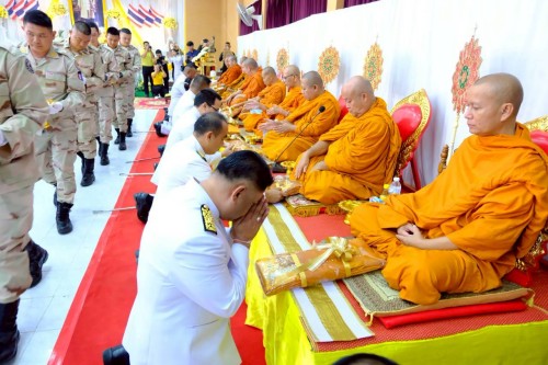 ทน.แม่สอด ร่วมพิธีเจริญพระพุทธมนต์ ทำบุญตักบาตร และพิธีวางพวงมาลา เนื่องในวันนวมินทรมหาราช ประจำปี 2568