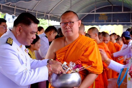 ทน.แม่สอด ร่วมพิธีเจริญพระพุทธมนต์ ทำบุญตักบาตร และพิธีวางพวงมาลา เนื่องในวันนวมินทรมหาราช ประจำปี 2568