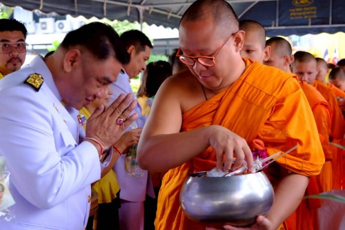 ทน.แม่สอด ร่วมพิธีเจริญพระพุทธมนต์ ทำบุญตักบาตร และพิธีวางพวงมาลา เนื่องในวันนวมินทรมหาราช ประจำปี 2568