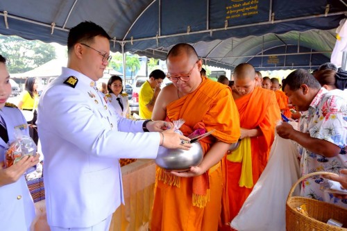 ทน.แม่สอด ร่วมพิธีเจริญพระพุทธมนต์ ทำบุญตักบาตร และพิธีวางพวงมาลา เนื่องในวันนวมินทรมหาราช ประจำปี 2568