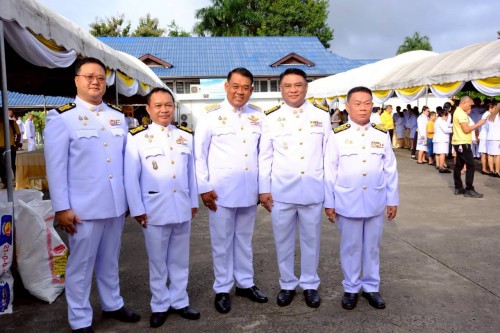 ทน.แม่สอด ร่วมพิธีเจริญพระพุทธมนต์ ทำบุญตักบาตร และพิธีวางพวงมาลา เนื่องในวันนวมินทรมหาราช ประจำปี 2568