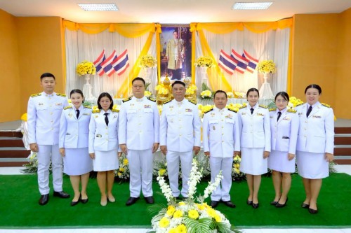 ทน.แม่สอด ร่วมพิธีเจริญพระพุทธมนต์ ทำบุญตักบาตร และพิธีวางพวงมาลา เนื่องในวันนวมินทรมหาราช ประจำปี 2568