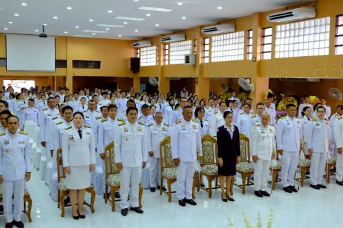 ทน.แม่สอด ร่วมพิธีเจริญพระพุทธมนต์ ทำบุญตักบาตร และพิธีวางพวงมาลา เนื่องในวันนวมินทรมหาราช ประจำปี 2568