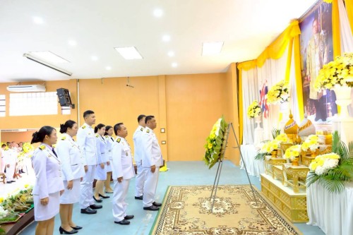 ทน.แม่สอด ร่วมพิธีเจริญพระพุทธมนต์ ทำบุญตักบาตร และพิธีวางพวงมาลา เนื่องในวันนวมินทรมหาราช ประจำปี 2568