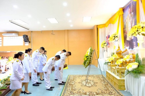 ทน.แม่สอด ร่วมพิธีเจริญพระพุทธมนต์ ทำบุญตักบาตร และพิธีวางพวงมาลา เนื่องในวันนวมินทรมหาราช ประจำปี 2568