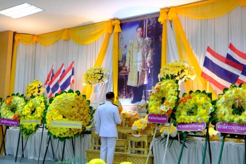 ทน.แม่สอด ร่วมพิธีเจริญพระพุทธมนต์ ทำบุญตักบาตร และพิธีวางพวงมาลา เนื่องในวันนวมินทรมหาราช ประจำปี 2568
