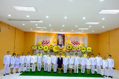 ทน.แม่สอด ร่วมพิธีเจริญพระพุทธมนต์ ทำบุญตักบาตร และพิธีวางพวงมาลา เนื่องในวันนวมินทรมหาราช ประจำปี 2568