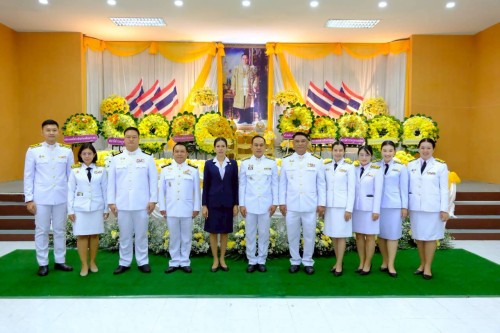 ทน.แม่สอด ร่วมพิธีเจริญพระพุทธมนต์ ทำบุญตักบาตร และพิธีวางพวงมาลา เนื่องในวันนวมินทรมหาราช ประจำปี 2568