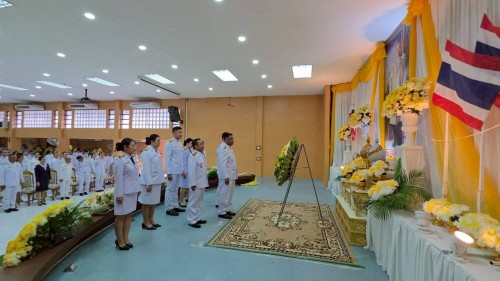 ทน.แม่สอด ร่วมพิธีเจริญพระพุทธมนต์ ทำบุญตักบาตร และพิธีวางพวงมาลา เนื่องในวันนวมินทรมหาราช ประจำปี 2568