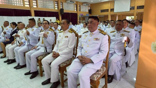 ทน.แม่สอด ร่วมพิธีเจริญพระพุทธมนต์ ทำบุญตักบาตร และพิธีวางพวงมาลา เนื่องในวันนวมินทรมหาราช ประจำปี 2568