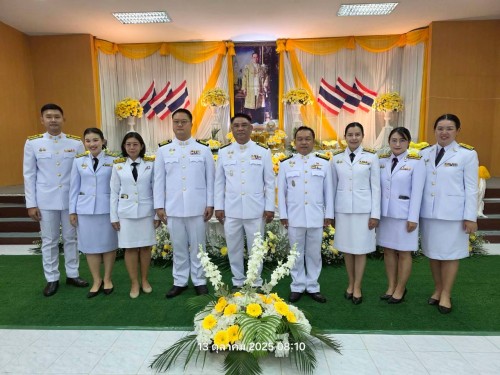ทน.แม่สอด ร่วมพิธีเจริญพระพุทธมนต์ ทำบุญตักบาตร และพิธีวางพวงมาลา เนื่องในวันนวมินทรมหาราช ประจำปี 2568