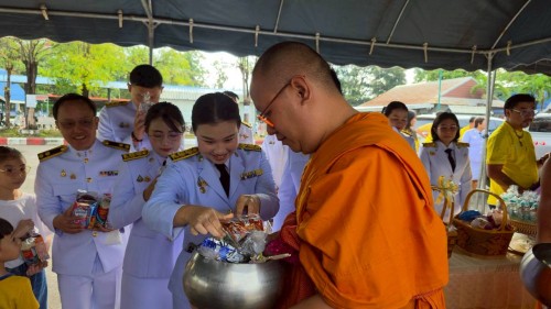 ทน.แม่สอด ร่วมพิธีเจริญพระพุทธมนต์ ทำบุญตักบาตร และพิธีวางพวงมาลา เนื่องในวันนวมินทรมหาราช ประจำปี 2568