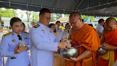 ทน.แม่สอด ร่วมพิธีเจริญพระพุทธมนต์ ทำบุญตักบาตร และพิธีวางพวงมาลา เนื่องในวันนวมินทรมหาราช ประจำปี 2568