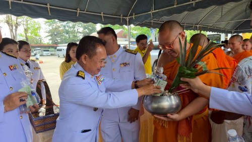 ทน.แม่สอด ร่วมพิธีเจริญพระพุทธมนต์ ทำบุญตักบาตร และพิธีวางพวงมาลา เนื่องในวันนวมินทรมหาราช ประจำปี 2568