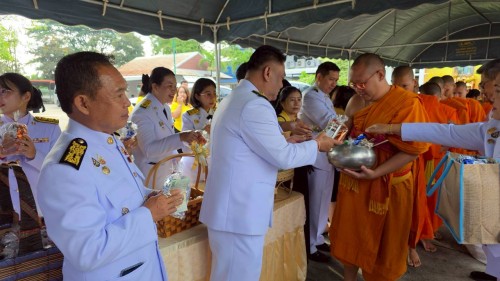 ทน.แม่สอด ร่วมพิธีเจริญพระพุทธมนต์ ทำบุญตักบาตร และพิธีวางพวงมาลา เนื่องในวันนวมินทรมหาราช ประจำปี 2568