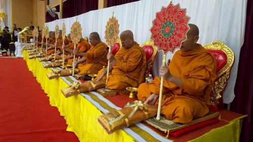 ทน.แม่สอด ร่วมพิธีเจริญพระพุทธมนต์ ทำบุญตักบาตร และพิธีวางพวงมาลา เนื่องในวันนวมินทรมหาราช ประจำปี 2568