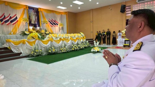 ทน.แม่สอด ร่วมพิธีเจริญพระพุทธมนต์ ทำบุญตักบาตร และพิธีวางพวงมาลา เนื่องในวันนวมินทรมหาราช ประจำปี 2568