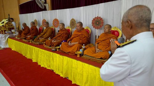 ทน.แม่สอด ร่วมพิธีเจริญพระพุทธมนต์ ทำบุญตักบาตร และพิธีวางพวงมาลา เนื่องในวันนวมินทรมหาราช ประจำปี 2568