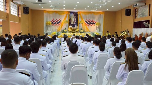 ทน.แม่สอด ร่วมพิธีเจริญพระพุทธมนต์ ทำบุญตักบาตร และพิธีวางพวงมาลา เนื่องในวันนวมินทรมหาราช ประจำปี 2568