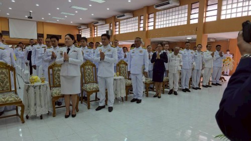 ทน.แม่สอด ร่วมพิธีเจริญพระพุทธมนต์ ทำบุญตักบาตร และพิธีวางพวงมาลา เนื่องในวันนวมินทรมหาราช ประจำปี 2568