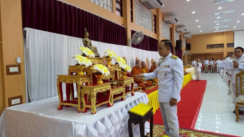ทน.แม่สอด ร่วมพิธีเจริญพระพุทธมนต์ ทำบุญตักบาตร และพิธีวางพวงมาลา เนื่องในวันนวมินทรมหาราช ประจำปี 2568