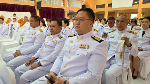 ทน.แม่สอด ร่วมพิธีเจริญพระพุทธมนต์ ทำบุญตักบาตร และพิธีวางพวงมาลา เนื่องในวันนวมินทรมหาราช ประจำปี 2568