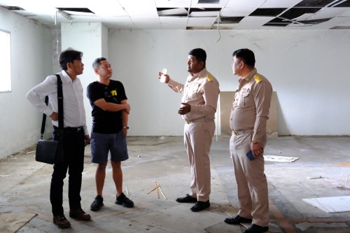 ทน.แม่สอด ลงพื้นที่สำรวจอาคารไนท์บาร์ซ่าเทศบาลนครแม่สอด เพื่อที่จะดำเนินการปรับปรุงอาคาร