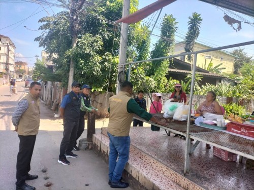 เทศบาลนครแม่สอด  ลงพื้นที่ดำเนินการแก้ไขปัญหาขยะชุมชนบัวคูณ