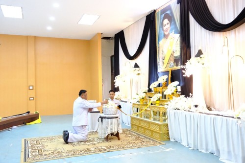 เทศบาลนครแม่สอด ร่วมพิธีถวายน้ำสรงพระบรมศพเบื้องหน้าพระฉายาลักษณ์สมเด็จพระนางเจ้าสิริกิติ์ พระบรมราชินีนาถ พระบรมราชชนนีพันปีหลวง