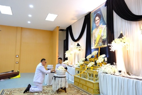 เทศบาลนครแม่สอด ร่วมพิธีถวายน้ำสรงพระบรมศพเบื้องหน้าพระฉายาลักษณ์สมเด็จพระนางเจ้าสิริกิติ์ พระบรมราชินีนาถ พระบรมราชชนนีพันปีหลวง