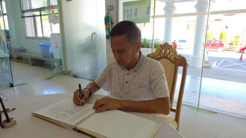 ทน.แม่สอด จัดให้มีการลงนามถวายความอาลัย และถวายสักการะหน้าพระฉายาลักษณ์ สมเด็จพระนางเจ้าสิริกิติ์ พระบรมราชินีนาถ พระบรมราชชนนีพันปีหลวง