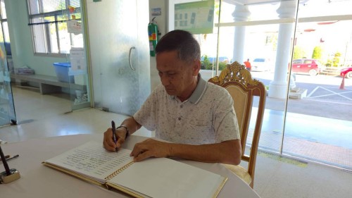 ทน.แม่สอด จัดให้มีการลงนามถวายความอาลัย และถวายสักการะหน้าพระฉายาลักษณ์ สมเด็จพระนางเจ้าสิริกิติ์ พระบรมราชินีนาถ พระบรมราชชนนีพันปีหลวง