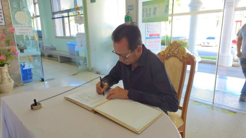 ทน.แม่สอด จัดให้มีการลงนามถวายความอาลัย และถวายสักการะหน้าพระฉายาลักษณ์ สมเด็จพระนางเจ้าสิริกิติ์ พระบรมราชินีนาถ พระบรมราชชนนีพันปีหลวง