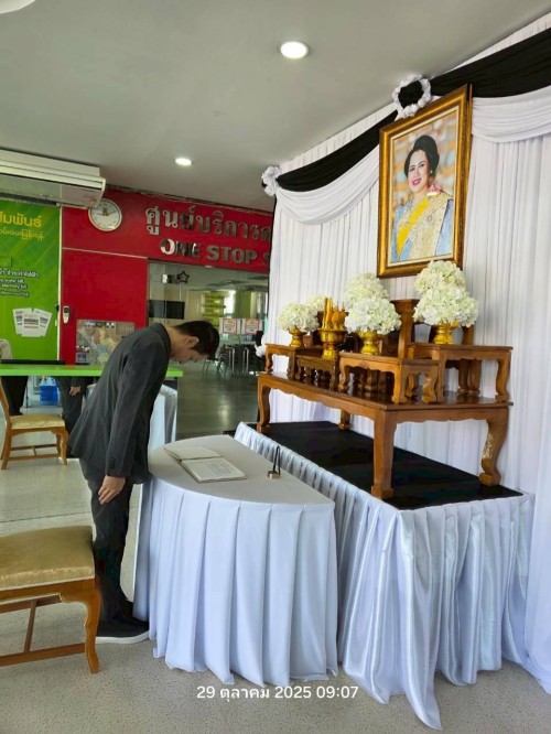 ทน.แม่สอด จัดให้มีการลงนามถวายความอาลัย และถวายสักการะหน้าพระฉายาลักษณ์ สมเด็จพระนางเจ้าสิริกิติ์ พระบรมราชินีนาถ พระบรมราชชนนีพันปีหลวง