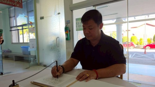 ทน.แม่สอด จัดให้มีการลงนามถวายความอาลัย และถวายสักการะหน้าพระฉายาลักษณ์ สมเด็จพระนางเจ้าสิริกิติ์ พระบรมราชินีนาถ พระบรมราชชนนีพันปีหลวง