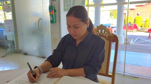 ทน.แม่สอด จัดให้มีการลงนามถวายความอาลัย และถวายสักการะหน้าพระฉายาลักษณ์ สมเด็จพระนางเจ้าสิริกิติ์ พระบรมราชินีนาถ พระบรมราชชนนีพันปีหลวง