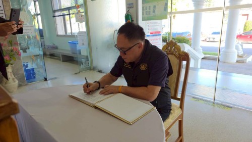 ทน.แม่สอด จัดให้มีการลงนามถวายความอาลัย และถวายสักการะหน้าพระฉายาลักษณ์ สมเด็จพระนางเจ้าสิริกิติ์ พระบรมราชินีนาถ พระบรมราชชนนีพันปีหลวง