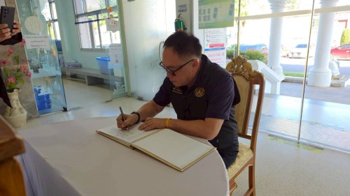 ทน.แม่สอด จัดให้มีการลงนามถวายความอาลัย และถวายสักการะหน้าพระฉายาลักษณ์ สมเด็จพระนางเจ้าสิริกิติ์ พระบรมราชินีนาถ พระบรมราชชนนีพันปีหลวง