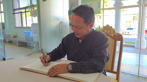 ทน.แม่สอด จัดให้มีการลงนามถวายความอาลัย และถวายสักการะหน้าพระฉายาลักษณ์ สมเด็จพระนางเจ้าสิริกิติ์ พระบรมราชินีนาถ พระบรมราชชนนีพันปีหลวง