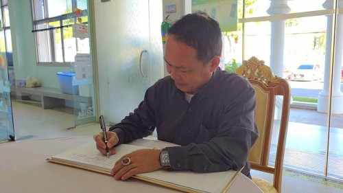 ทน.แม่สอด จัดให้มีการลงนามถวายความอาลัย และถวายสักการะหน้าพระฉายาลักษณ์ สมเด็จพระนางเจ้าสิริกิติ์ พระบรมราชินีนาถ พระบรมราชชนนีพันปีหลวง