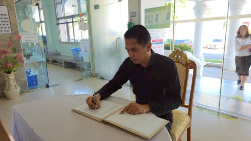 ทน.แม่สอด จัดให้มีการลงนามถวายความอาลัย และถวายสักการะหน้าพระฉายาลักษณ์ สมเด็จพระนางเจ้าสิริกิติ์ พระบรมราชินีนาถ พระบรมราชชนนีพันปีหลวง