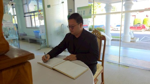 ทน.แม่สอด จัดให้มีการลงนามถวายความอาลัย และถวายสักการะหน้าพระฉายาลักษณ์ สมเด็จพระนางเจ้าสิริกิติ์ พระบรมราชินีนาถ พระบรมราชชนนีพันปีหลวง