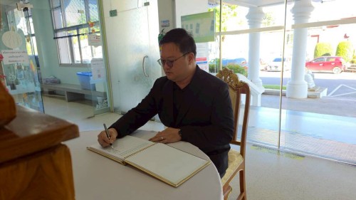 ทน.แม่สอด จัดให้มีการลงนามถวายความอาลัย และถวายสักการะหน้าพระฉายาลักษณ์ สมเด็จพระนางเจ้าสิริกิติ์ พระบรมราชินีนาถ พระบรมราชชนนีพันปีหลวง