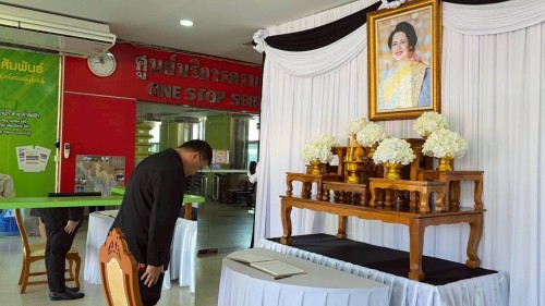 ทน.แม่สอด จัดให้มีการลงนามถวายความอาลัย และถวายสักการะหน้าพระฉายาลักษณ์ สมเด็จพระนางเจ้าสิริกิติ์ พระบรมราชินีนาถ พระบรมราชชนนีพันปีหลวง